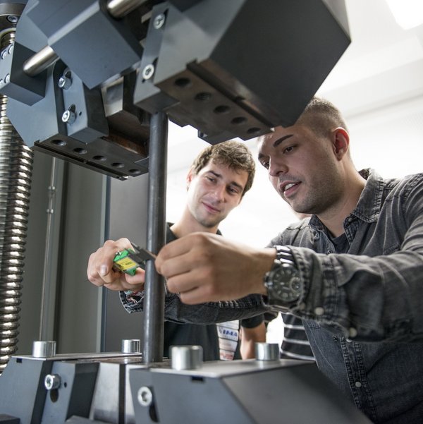 Praktikum an der Zug-Druck Maschinen des Modules Werkstofftechnik