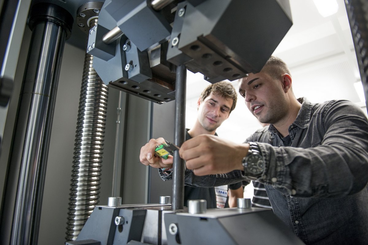 Praktikum an der Zug-Druck Maschinen des Modules Werkstofftechnik