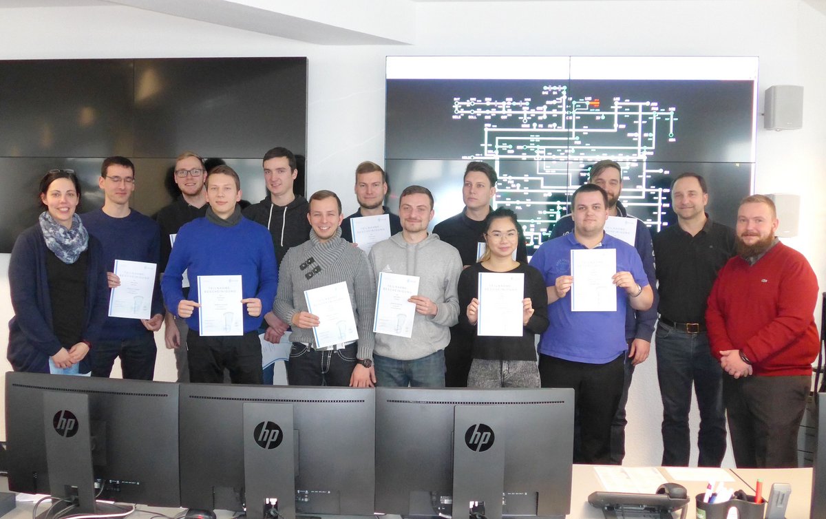 Studierende der BTU Cottbus-Senftenberg präsentieren stolz ihre Teilnahmemebescheinigungen am Energielogistik-Workshop bei der GridLab GmbH in Schönefeld.