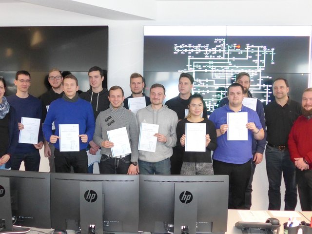 Studierende der BTU Cottbus-Senftenberg präsentieren stolz ihre Teilnahmemebescheinigungen am Energielogistik-Workshop bei der GridLab GmbH in Schönefeld.
