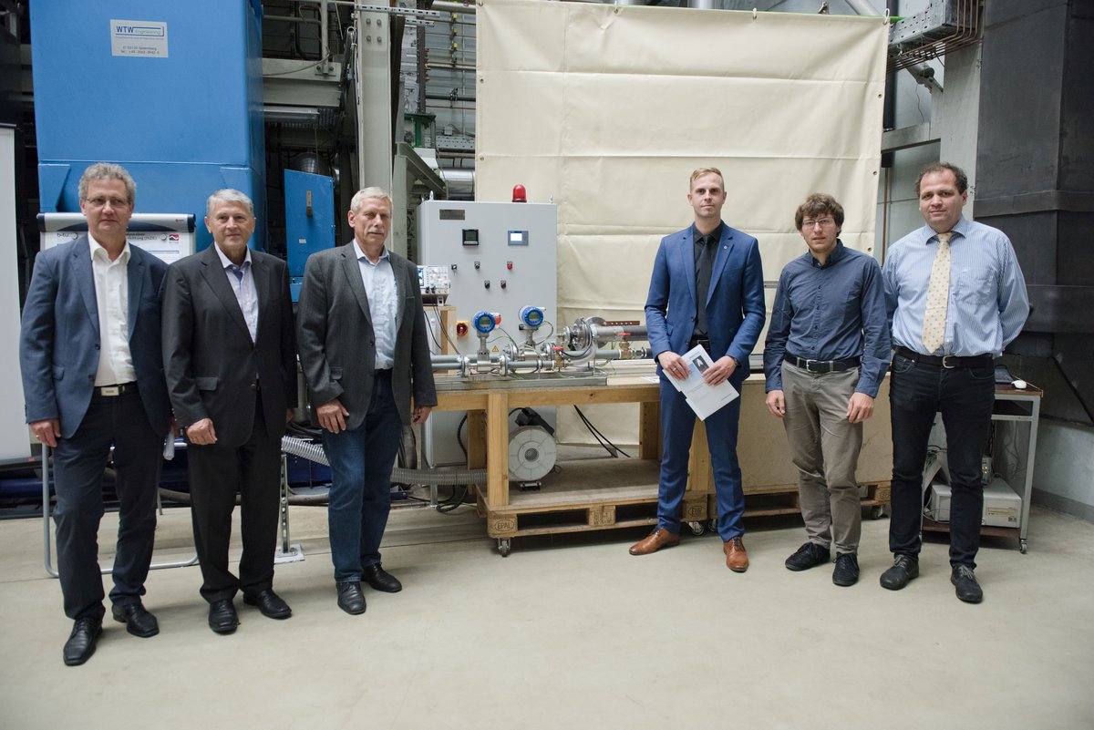 Gruppenbild zur Übergabe des Hochspannungszündsystems