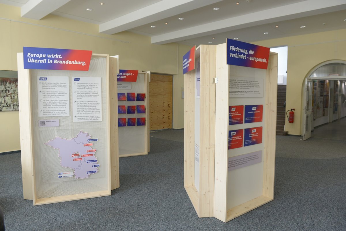 Ausstellungstafeln im Foyer vor dem ehemaligen Senatssaal an der BTU in Senftenebrg.