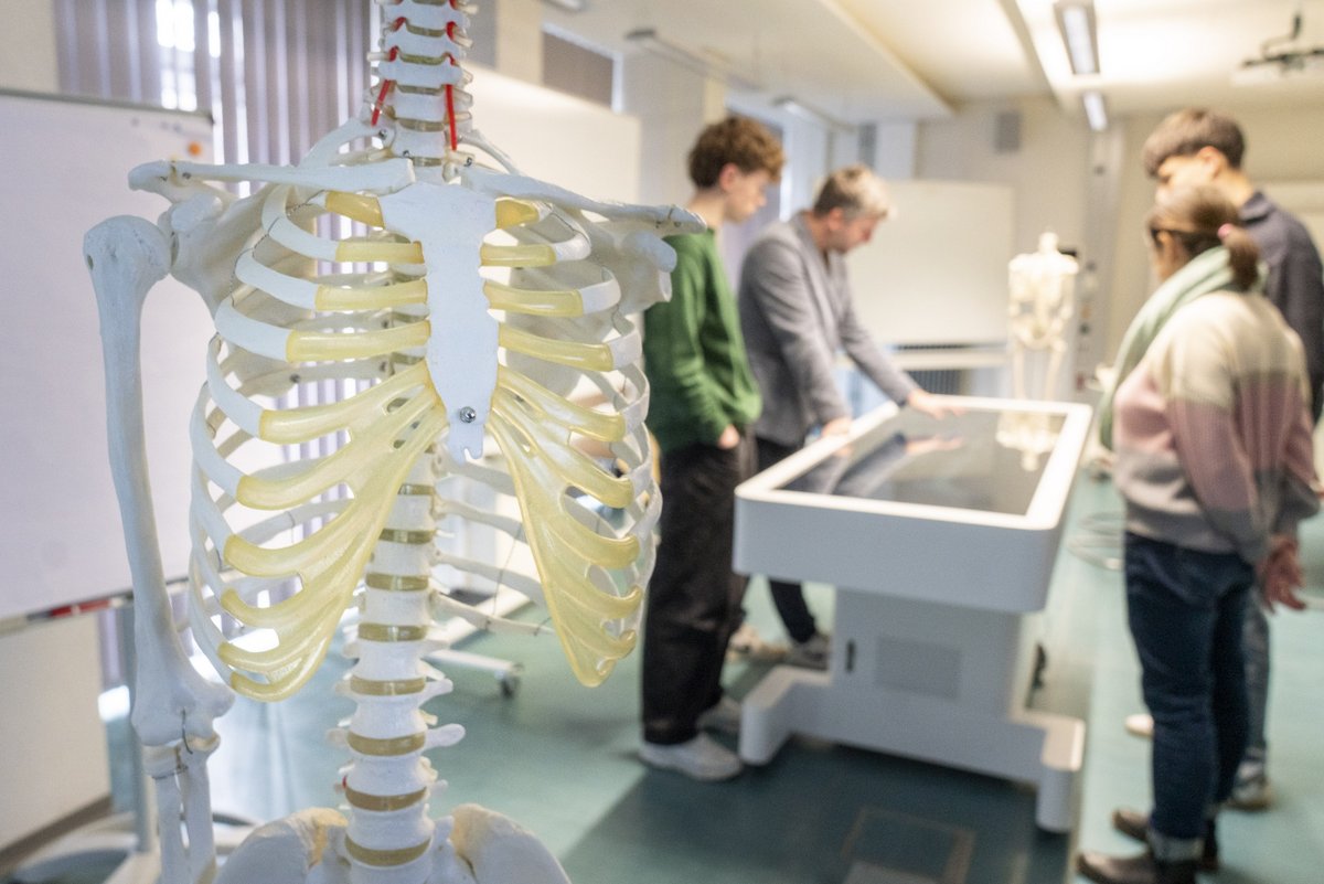 Vorführung an einem virtuellen Seziertisch im Anatomielabor.