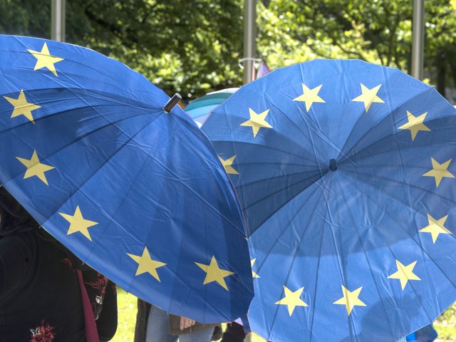 Zwei blaue Regenschirm mit gelben Sternen stellvertretend für die Europa-Flagge