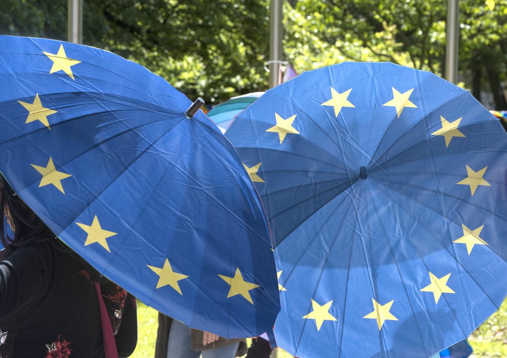 Zwei blaue Regenschirm mit gelben Sternen stellvertretend für die Europa-Flagge