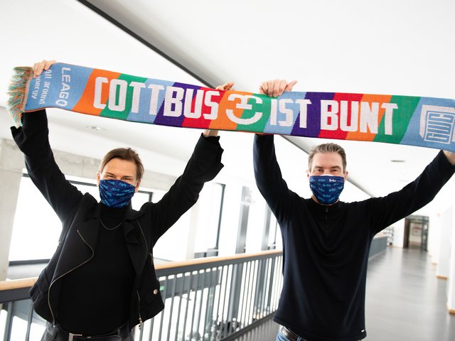 die BTU-Präsidentin und der Kanzler der BTU mit dem Cottbus-ist-bunt-Schal im Hauptgebäude 
