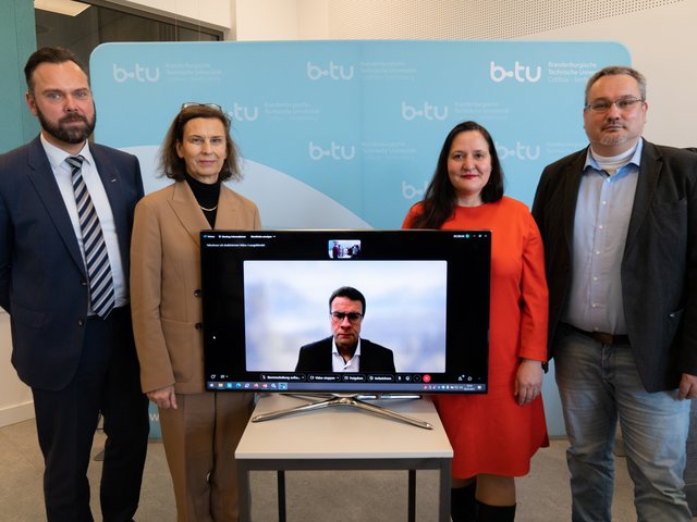 Group picture during the press conference