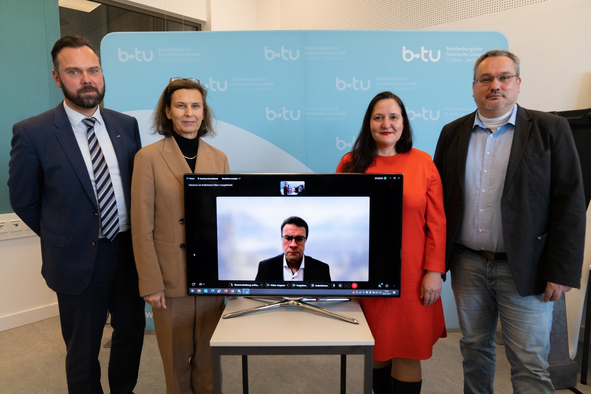 Group picture during the press conference