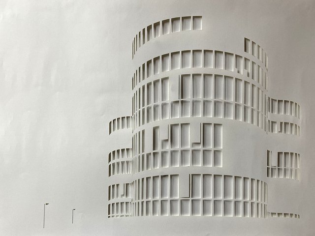 Eine Arbeit aus der Ausstellung von Hanne Sommer - das IKMZ darstellend.