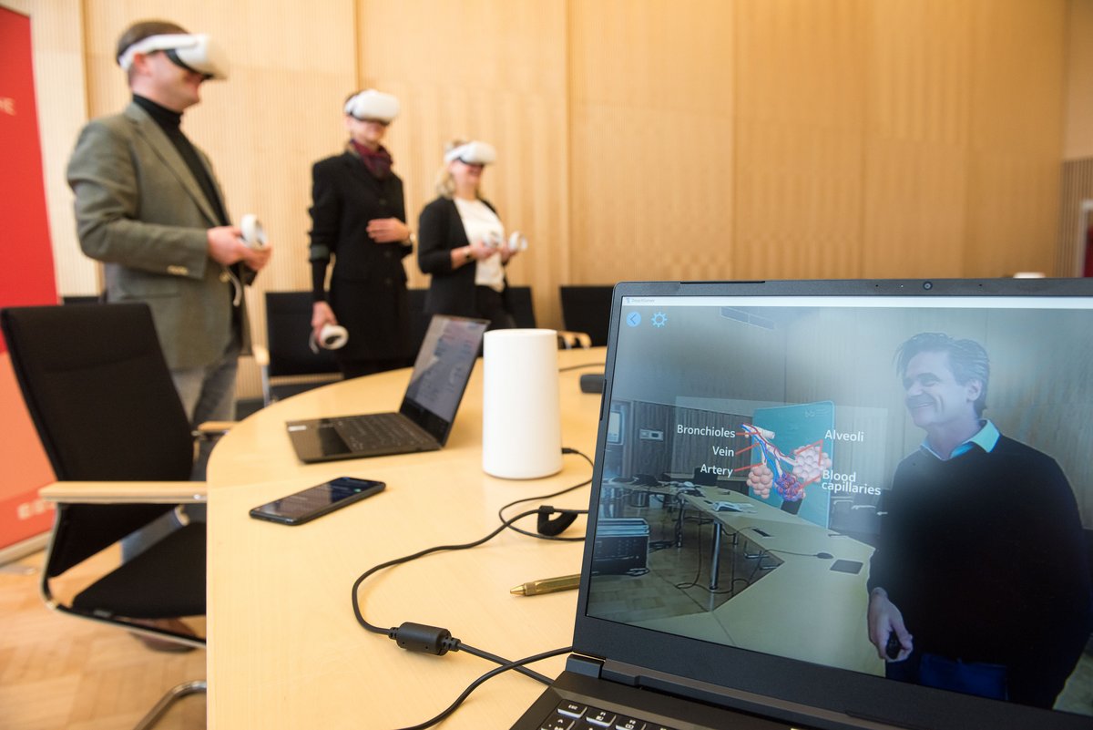 TeilnehmerInnen beim Workshop, im Vordergrund das Referententerminal