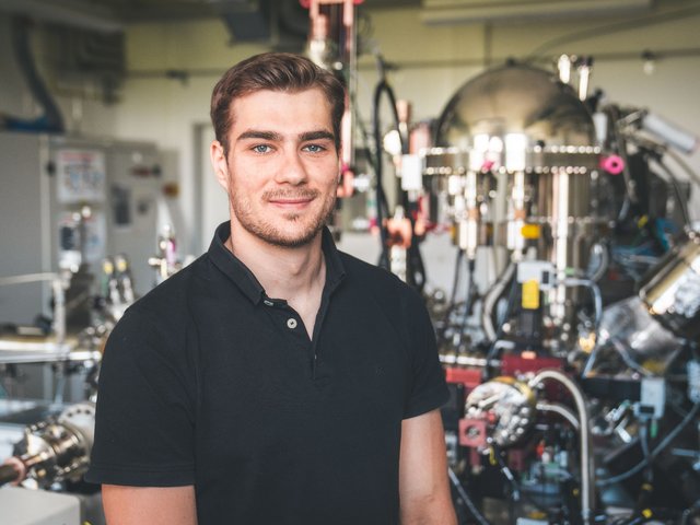Björn Riedel at the Surface Physics Cluster Laboratory within the Applied Physics chair and Semiconductor Spectroscopy at the BTU.
