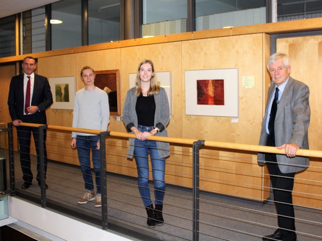 Mit Abstand nebeneinander stehend: Senftenbergs Bürgermeister Andreas Fredrich (li.) und Prof. Dr. Peter Biegel (re.) mit den Deutschland-Stipendiat*innen Julius Rublack und Sarah Rothe (v. li.). Foto: Stadt Senftenberg