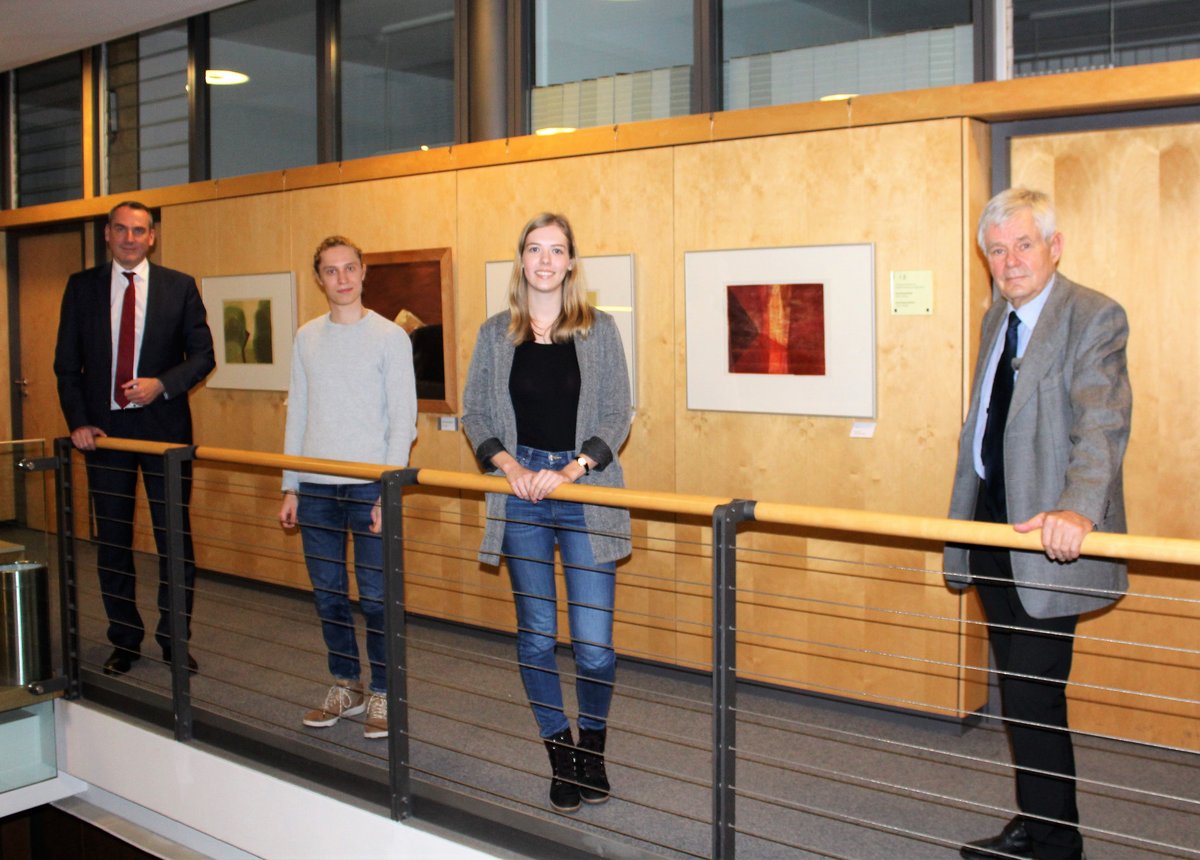 Mit Abstand nebeneinander stehend: Senftenbergs Bürgermeister Andreas Fredrich (li.) und Prof. Dr. Peter Biegel (re.) mit den Deutschland-Stipendiat*innen Julius Rublack und Sarah Rothe (v. li.). Foto: Stadt Senftenberg