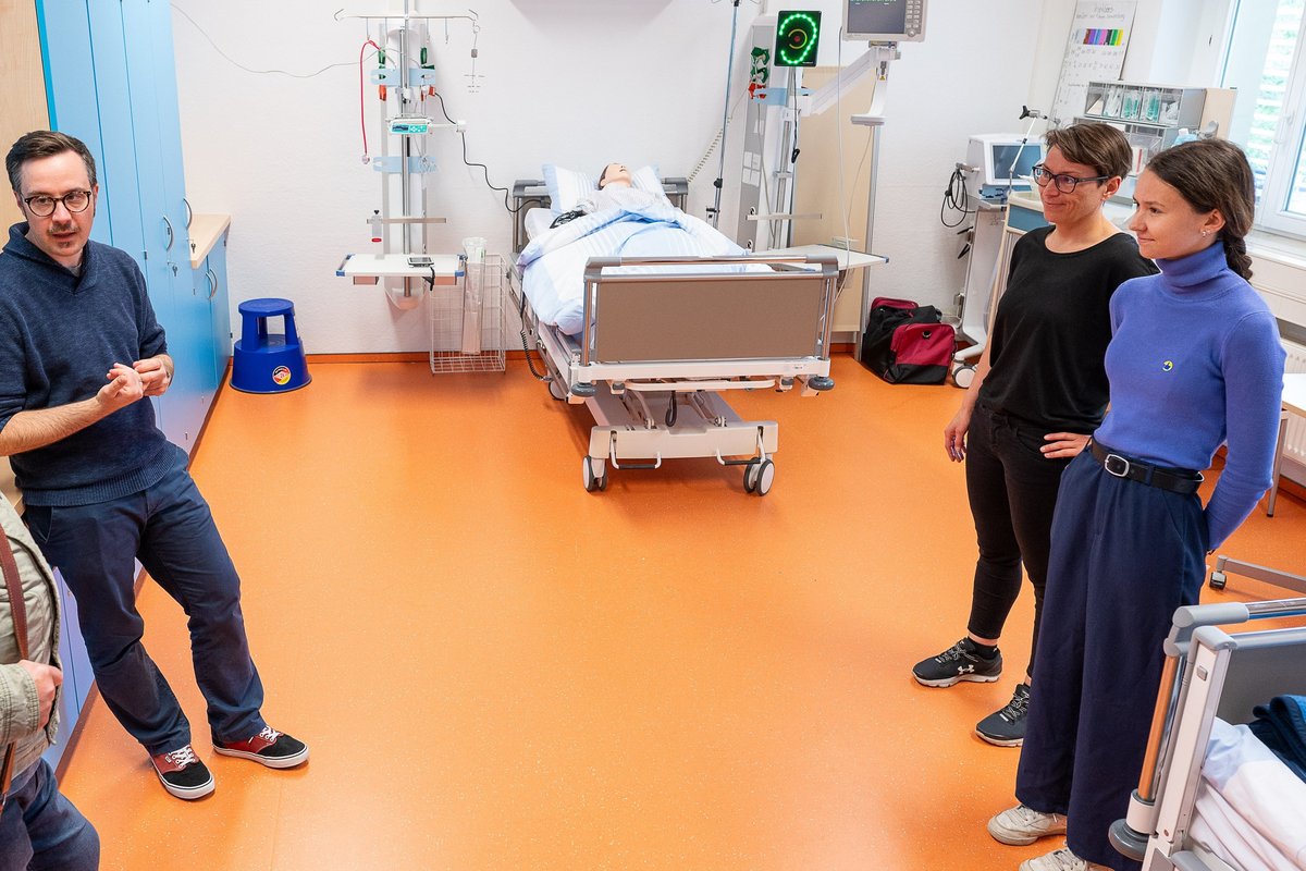 Drei Personen im Intensivzimmer der Pflegewissenschaft.