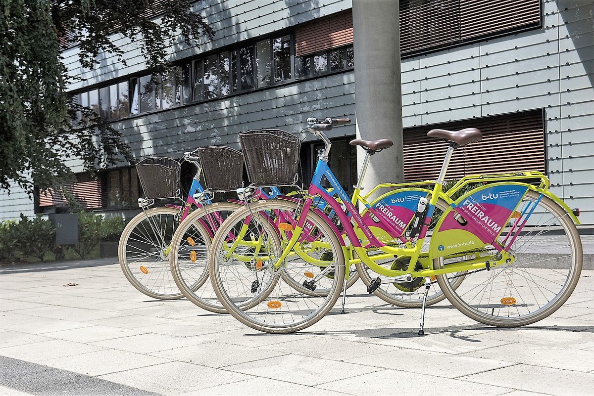 Fahrräder stehen auf dem BTU-Campus.