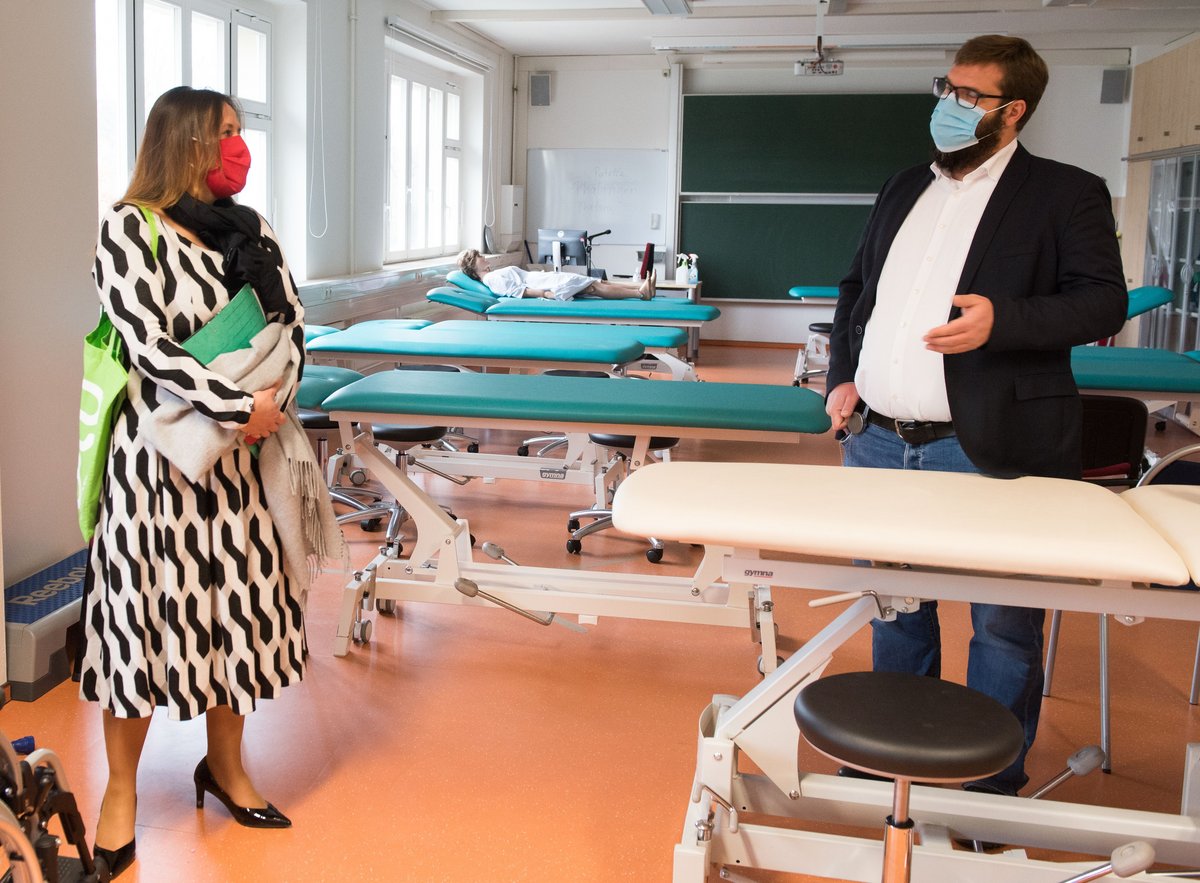 Ministerin Dr. Manja Schüle im Gespräch mit Dr. Franziska Rosenlöcher und Prof. Dr. Jacob Spallek.