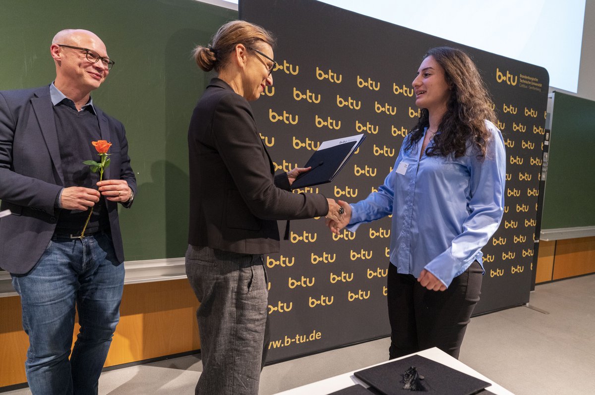 Prof. Dr. p.h. habil. Gesine Grande und Prof. Dr. Ing. Bernhard Weyrauch bei der Übergabe