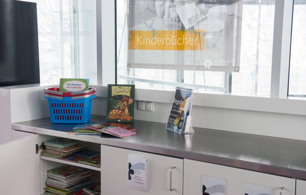 As a "family-friendly university", we support students with children. In the cafeteria of the library at the Central Campus a reading corner and books for children of different age groups can be found.