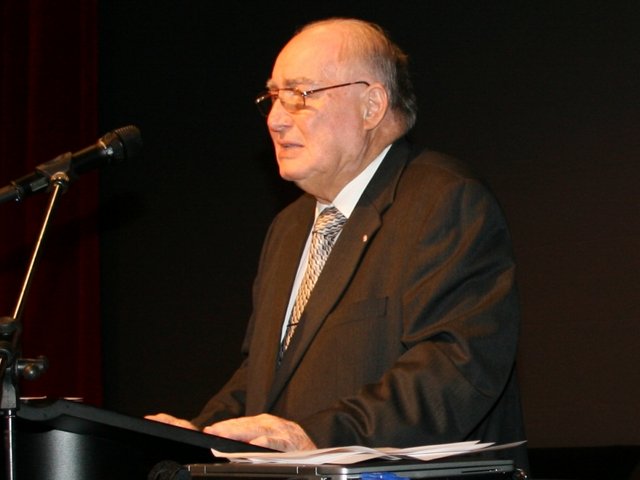 Dr. Sokrates Giapapas, am Rednerpult stehend, bei seiner Dankesrede zur Verleihung der Ehrensenatorenschaft.