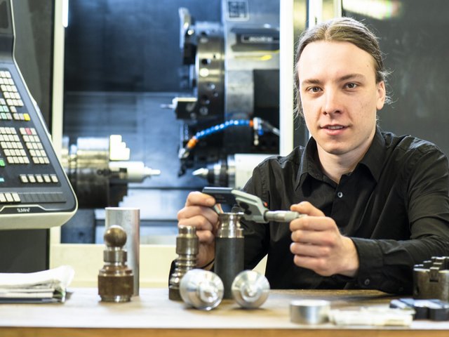 Porträtfoto von Pascal Fritzsche im Labor. Foto: BTU, Ralf Schuster 