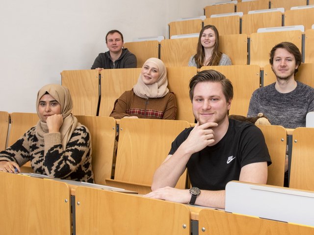Students sit in the lecture hall and follow a lecture. Photo: BTU, Ralf Schuster
