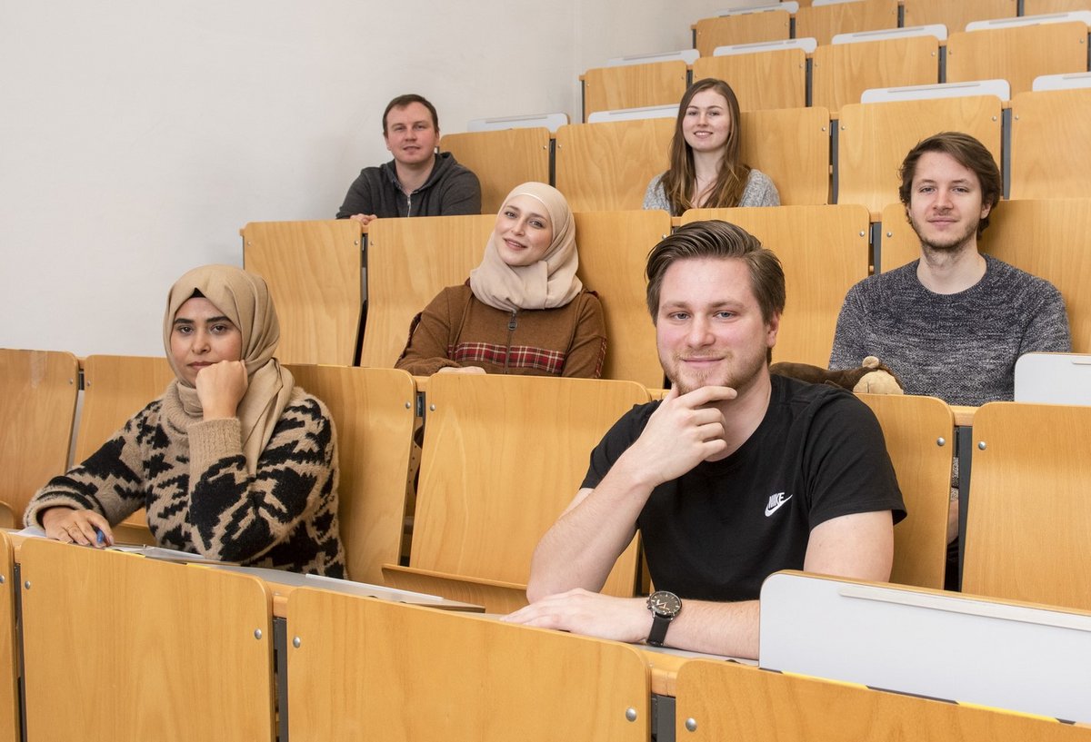 Students sit in the lecture hall and follow a lecture. Photo: BTU, Ralf Schuster