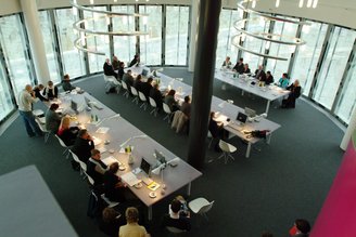 Blick auf die Pressekonferenz im 2. Obergeschoss des IKMZ