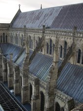 Aussenansicht der Kathedrale von Salisbury, inkl. der Strebepfeiler.