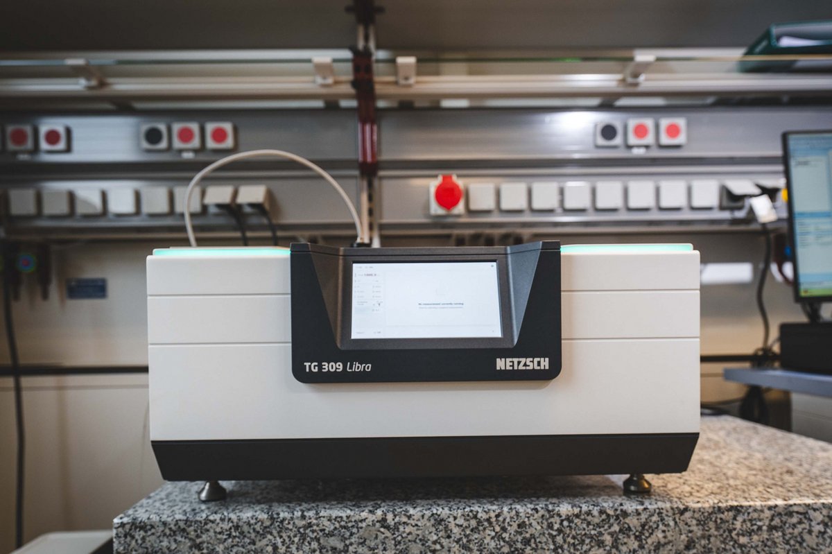 Foto unseres thermogravimetrischen Analysators Netzsch TG 309 Libra