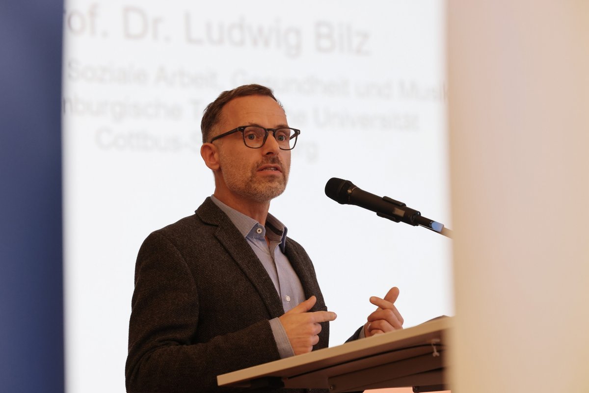 Prof. Dr. Ludwig Bilz spricht die Laudatio zur Auszeichnung von Dr. Saskia Fischer. Foto: Steffen Rasche