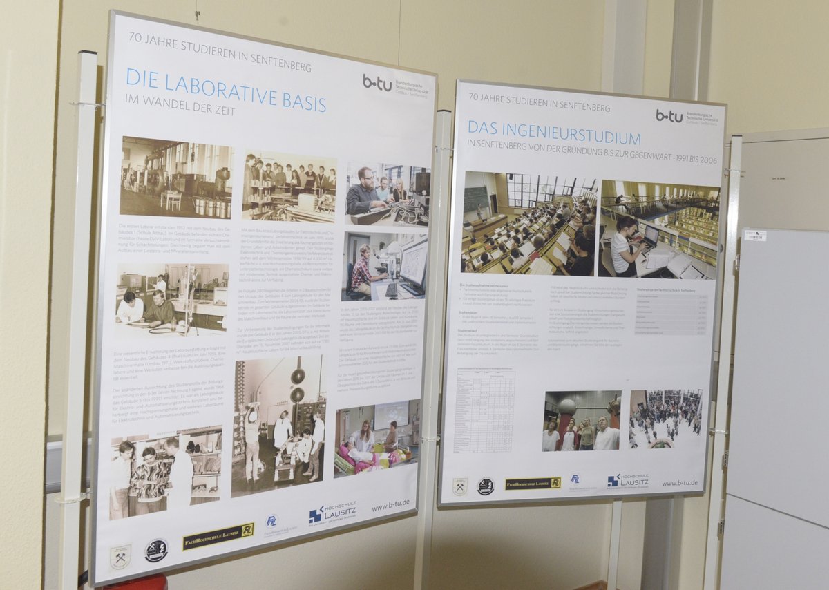 Tafeln der Ausstellung "70 Jahre Studieren in Senftenberg" in der Standortbibliothek Senftenberg der BTU Cottbus-Senftenberg. 