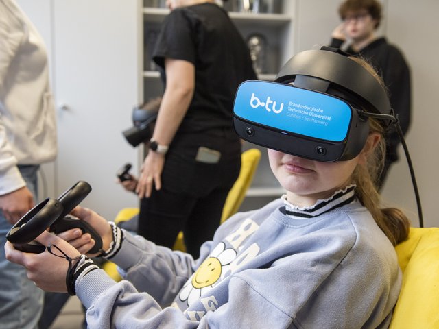 Schülerin mut VR-Brille im neuen DLR_School_Lab der BTU. Foto: BTU, Ralf Schuster