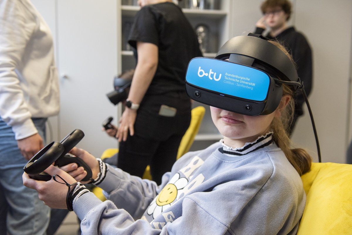 Schülerin mut VR-Brille im neuen DLR_School_Lab der BTU. Foto: BTU, Ralf Schuster
