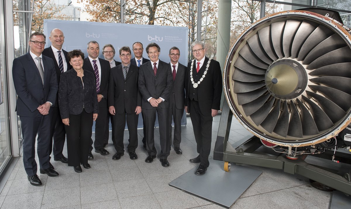 Gruppenfoto neben dem BR710-Triebwerk