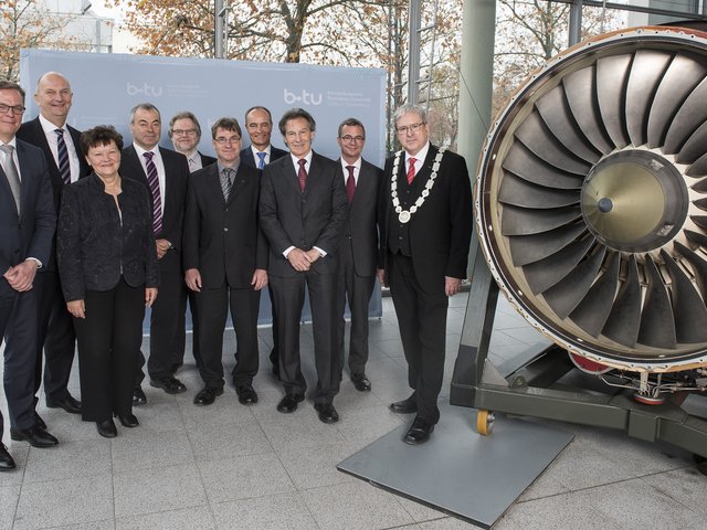 Gruppenfoto neben dem BR710-Triebwerk