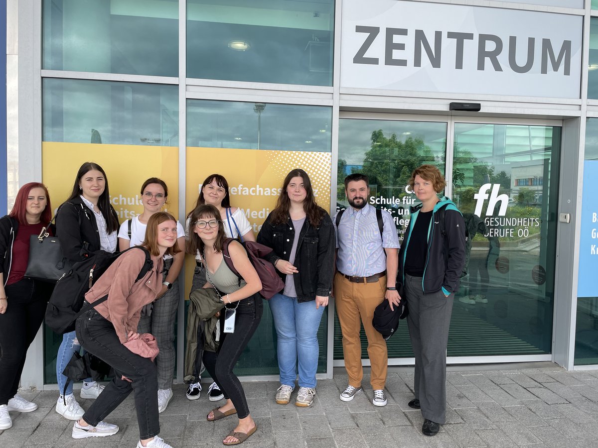 The photo shows students of nursing science and lecturers in front of the entrance of the FH Gesundheistberufe Oberöstereich in summer 2022.