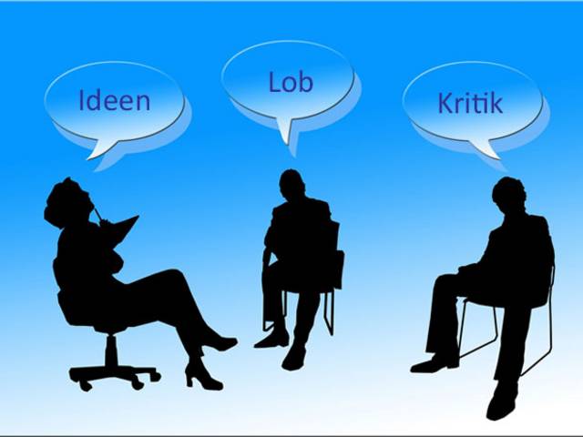 Drei Personen mit Luftblasen Lob, Kritik und Ideen.