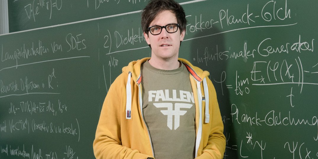 Prof. Dr. Carsten Hartmann (Lecturer in Applied Mathematics) in front of the blackboard in the lecture hall