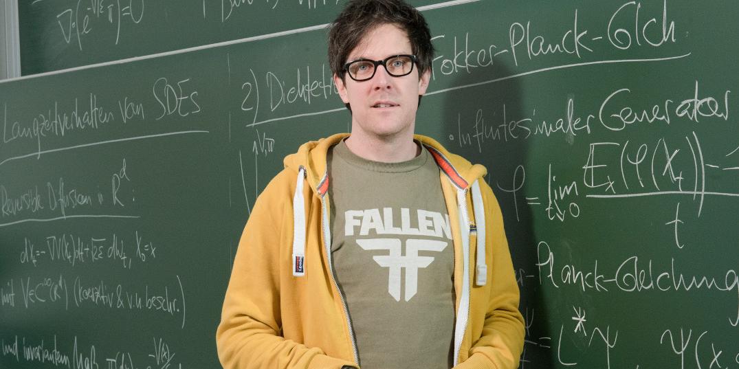 Prof. Dr. Carsten Hartmann (Dozent im Studiengang Angewandte Mathematik) vor der Tafel im Hörsaal