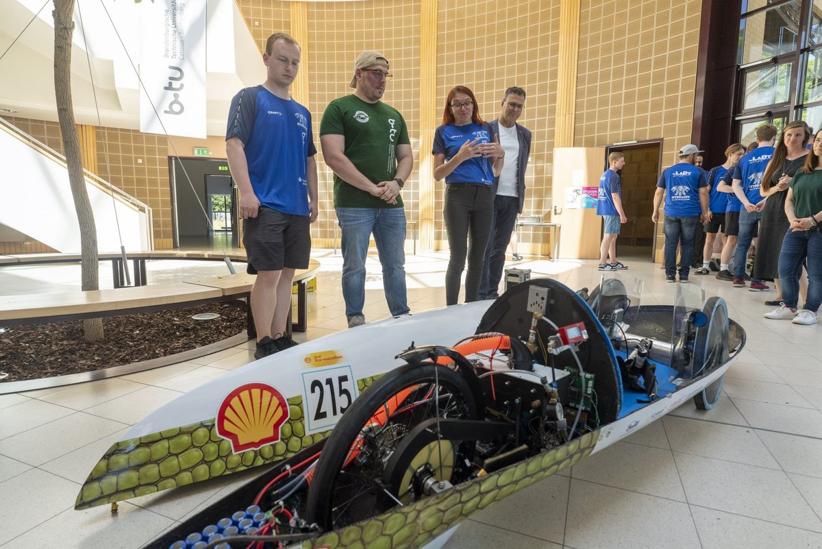 Präsentation des Energeisparmobils HydraGen im Foyer des Konrad-Zuse-Medienzentrums. Team-Mitglieder geben Erläuterungen zum Fahrzeug.