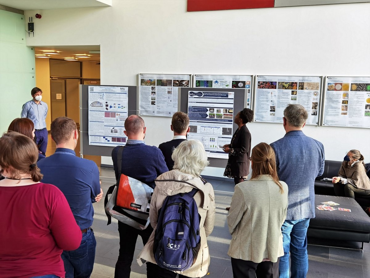 Eine Meeting-Teilnehmerin gibt weiteren Teilnehmenden und der Jury Erläuterungen zu ihrem Poster. Foto: Dr. Christoph Jurischka