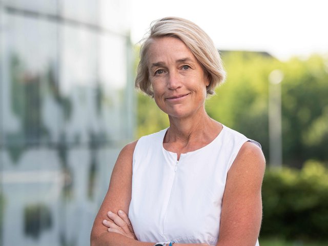 Portraitfoto: Prof. Christiane Hipp vor dem IKMZ