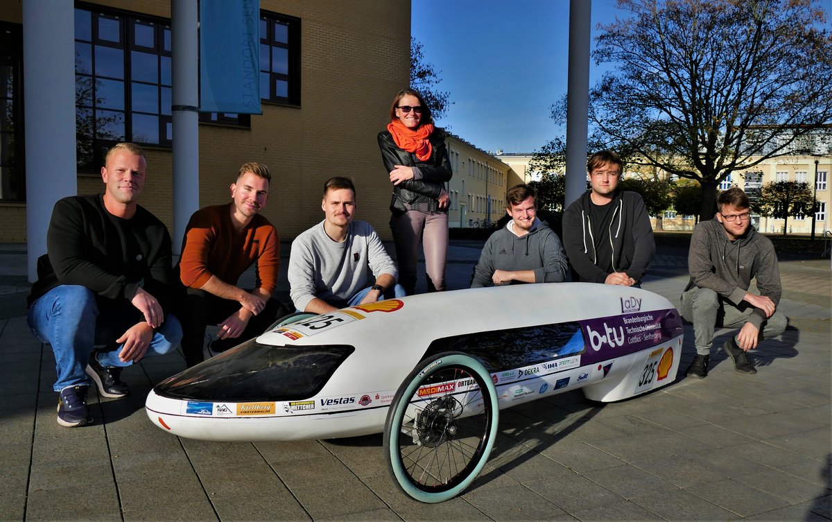Team 2022 Studentisches Team mit Fahrzeug für die Saison 2022