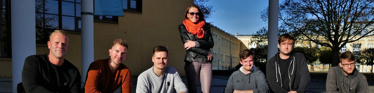 Team 2022 Studentisches Team mit Fahrzeug für die Saison 2022