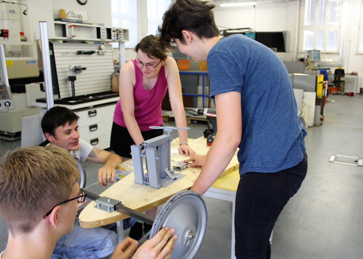 Schüler bauen im Labor an einer Sefenkiste.