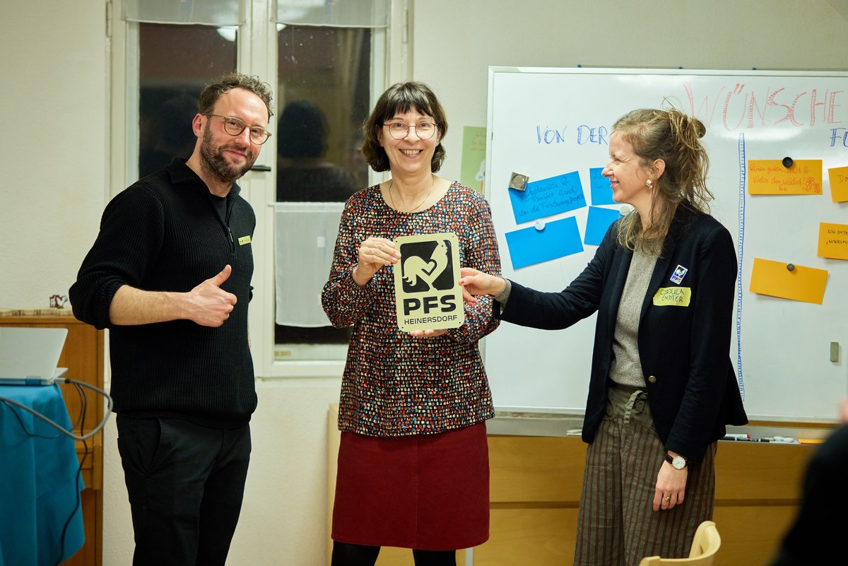 Strahlende Gesichter bei der Büroeröffnung