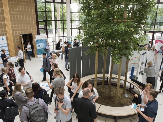 Besucher im Konrad-Zuse Medienzentrum 