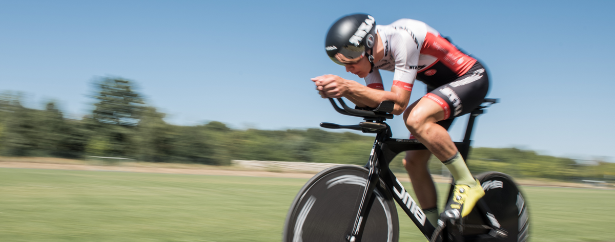 Cyclists from the LKT team Brandenburg drives with tailor-made track wheel cockpit