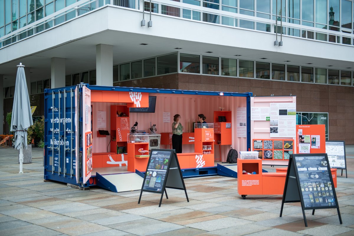 Auf dem Bild sieht man den geöffneten Ausstellungscontainer "Bakteriopolis"