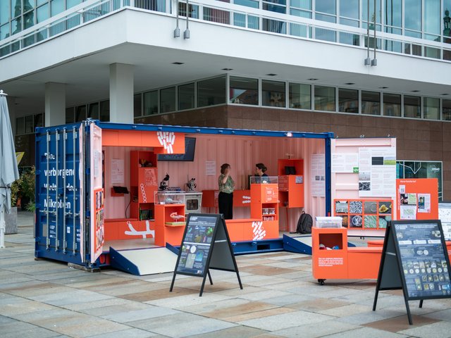 Auf dem Bild sieht man den geöffneten Ausstellungscontainer "Bakteriopolis"